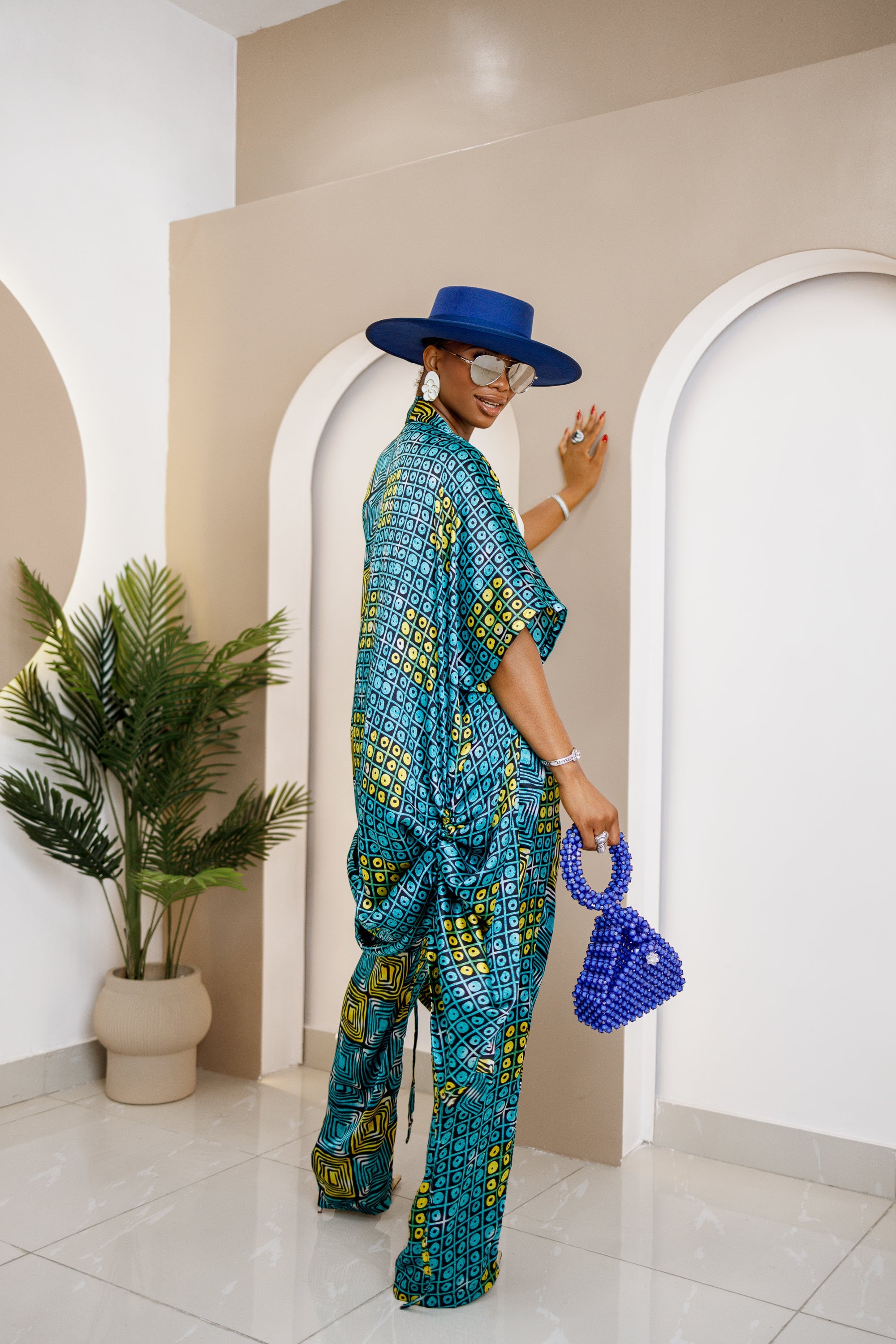 Conjunto de seda Ankara Aniobi: elegante kimono africano y pantalones anchos