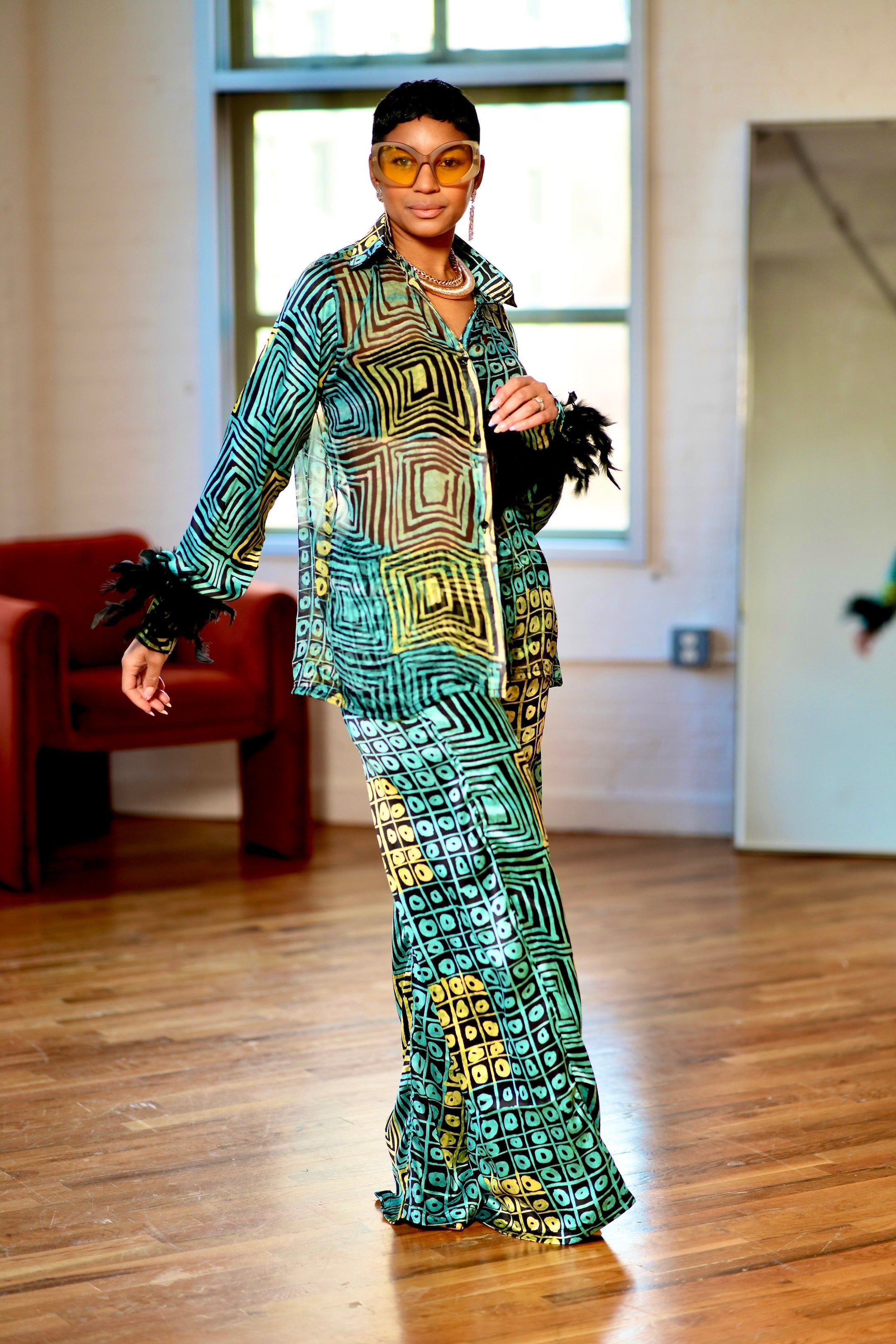 Conjunto de dos piezas de seda Ankara Mbe con mangas de plumas