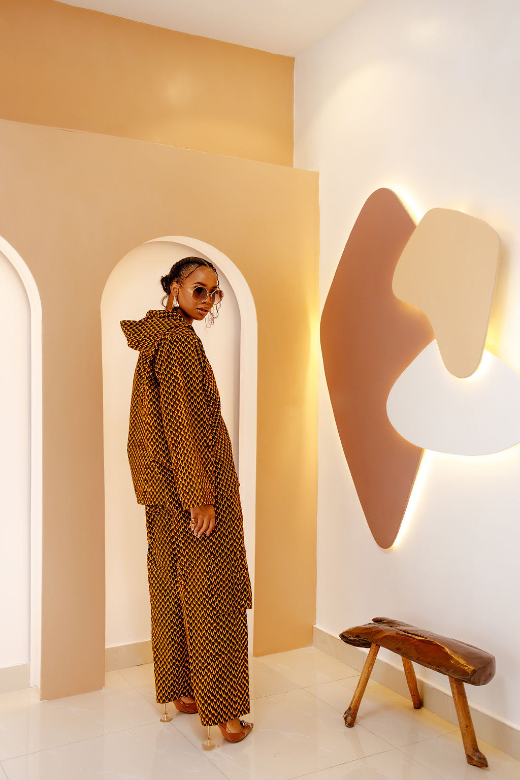 Conjunto de conjunto de sudadera con capucha y estampado Mkpari: elegancia y comodidad sin esfuerzo 