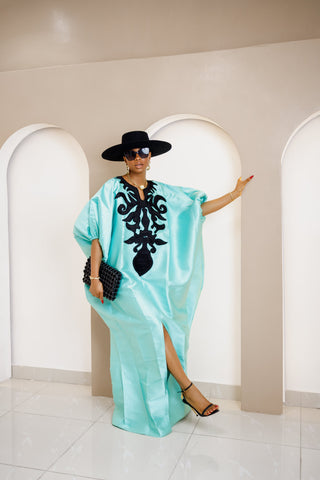 Nsala Élégante Boubou en Satin Duchesse Bleu Aqua avec Broderie Noire