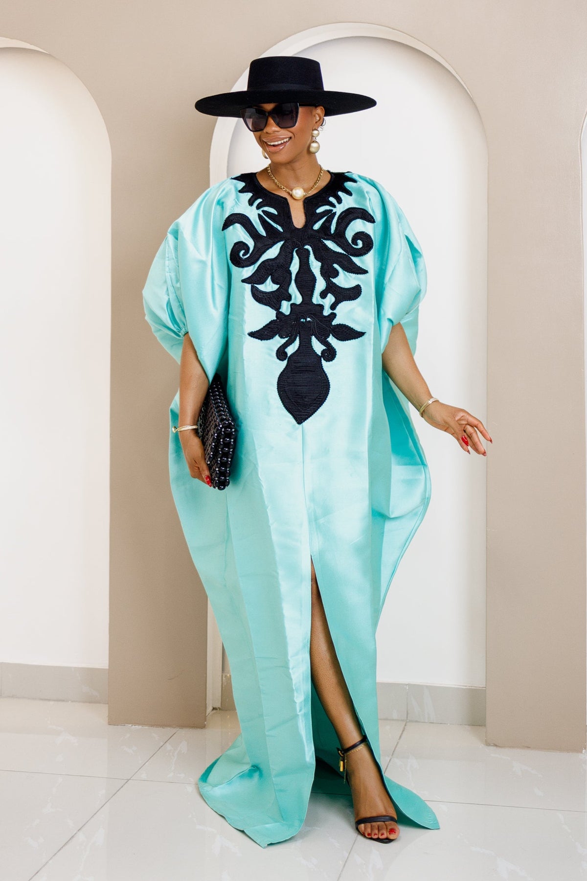 Nsala Élégante Boubou en Satin Duchesse Bleu Aqua avec Broderie Noire