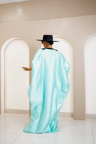 Nsala Élégante Boubou en Satin Duchesse Bleu Aqua avec Broderie Noire