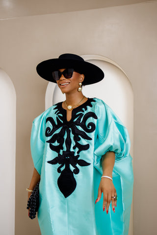 Nsala Élégante Boubou en Satin Duchesse Bleu Aqua avec Broderie Noire