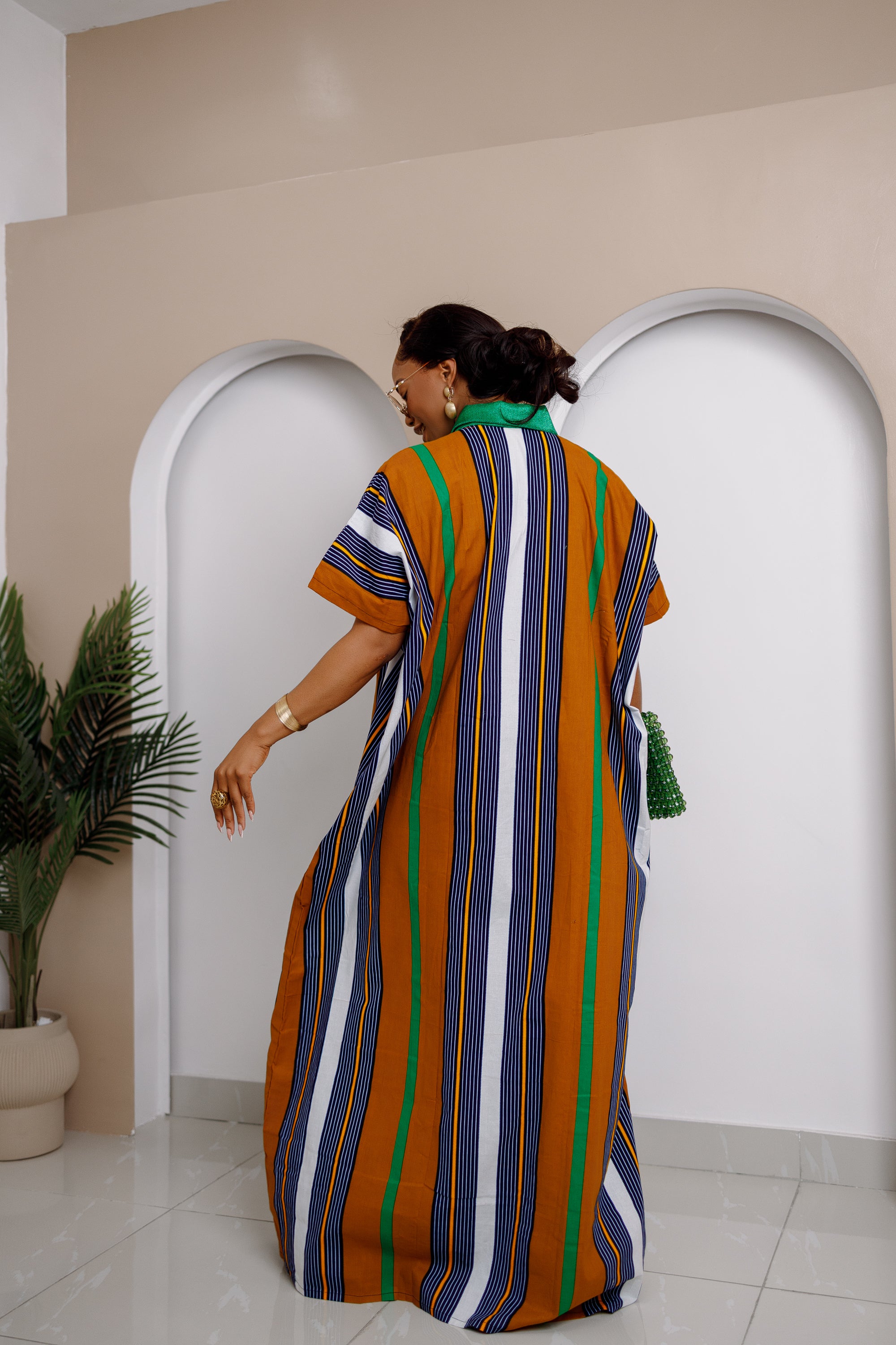Vestido Bubu a rayas Oliaku con adorno Aso Oke