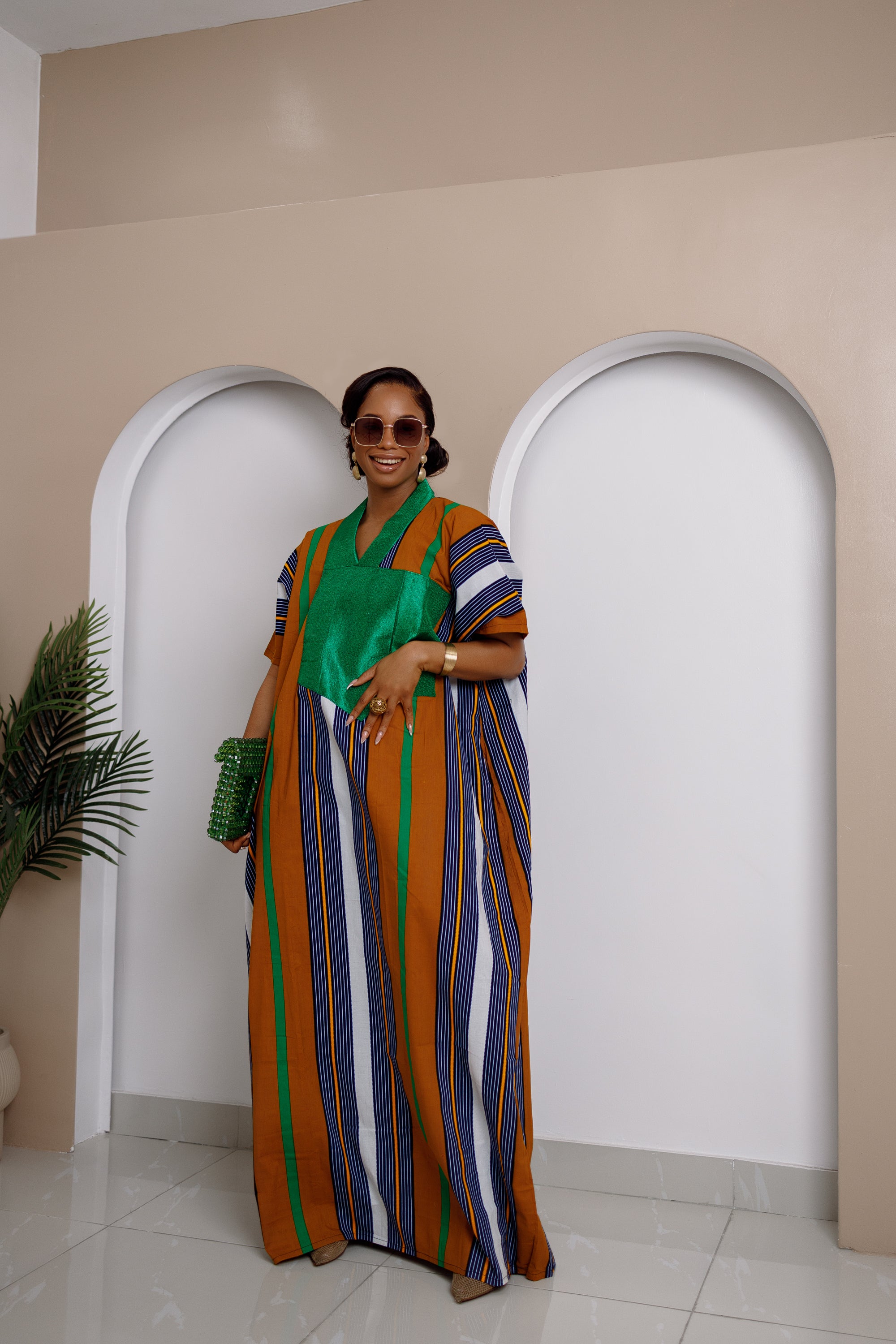 Vestido Bubu a rayas Oliaku con adorno Aso Oke