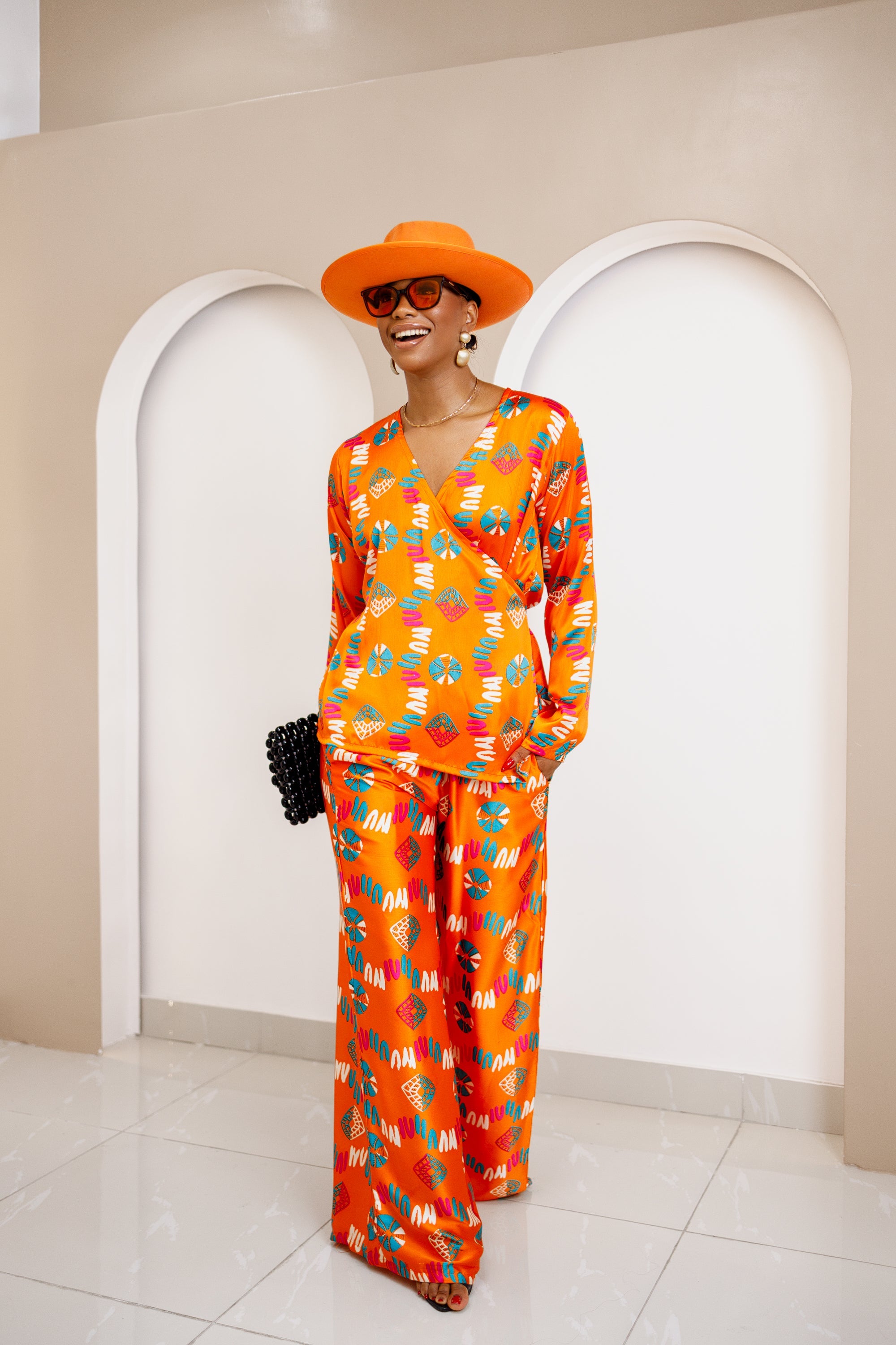 Conjunto de top cruzado y pantalón palazzo de seda Ankara en color naranja vibrante de Omugwo