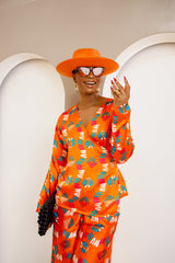 Conjunto de top cruzado y pantalón palazzo de seda Ankara en color naranja vibrante de Omugwo