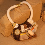 El collar de raíces de Adire