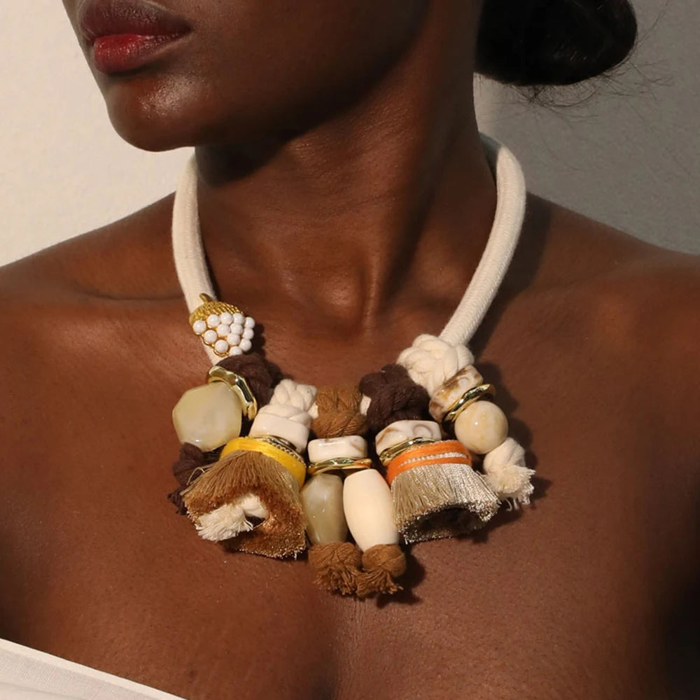 El collar de raíces de Adire