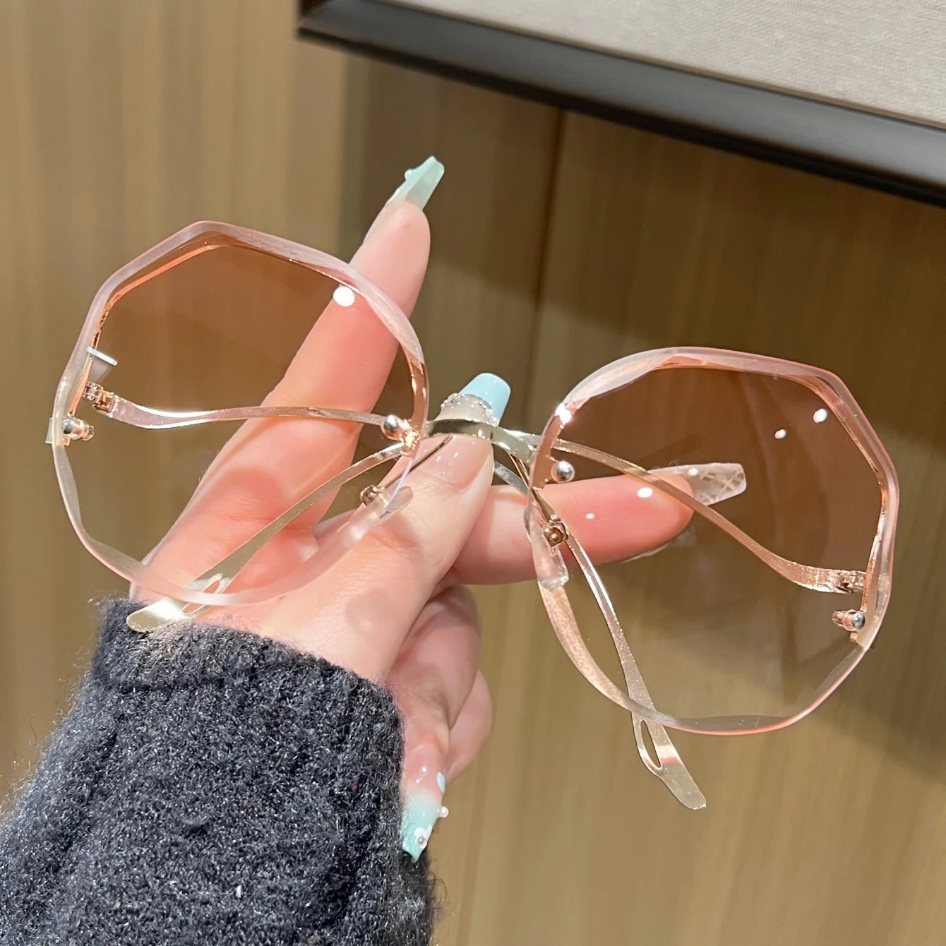 Chic Polygonal Metal Sunglasses - Luxury Gradient Titanium Frames