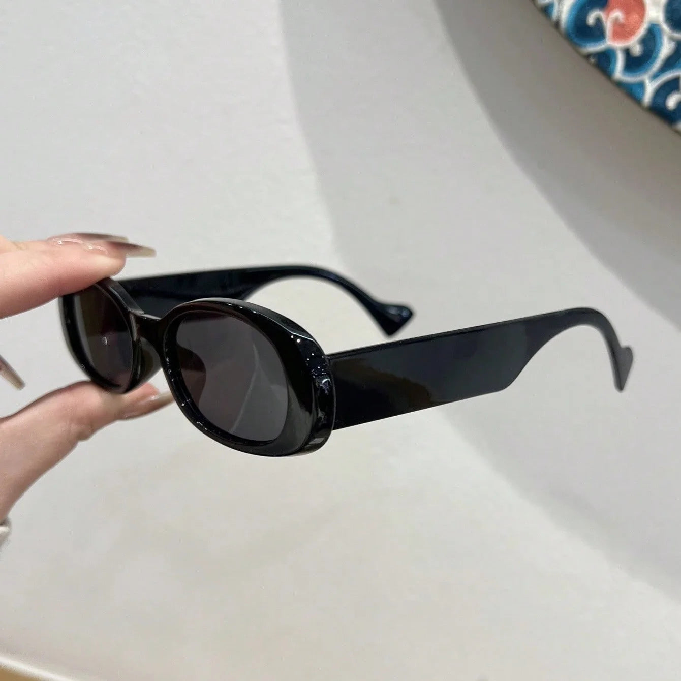 Chic Y2K Oval Sunglasses: Retro Glam for Festivals & Vacations