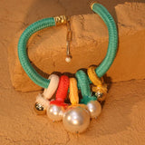 El collar de gotas de color