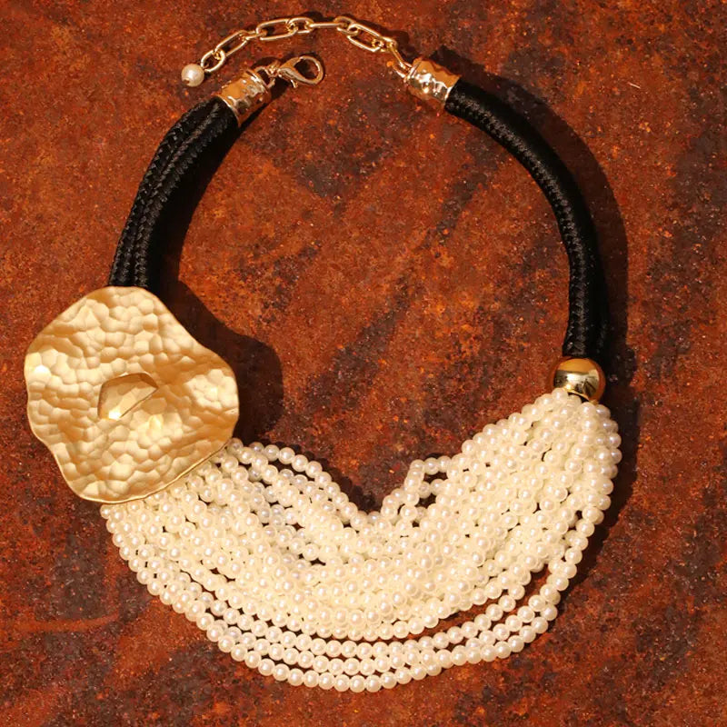 El collar de la Diosa de la Forma