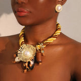 Collar colgante de la Reina del Sol