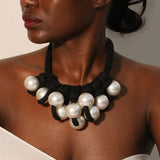El collar Noir Orb