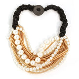 Coronado con collar de perlas
