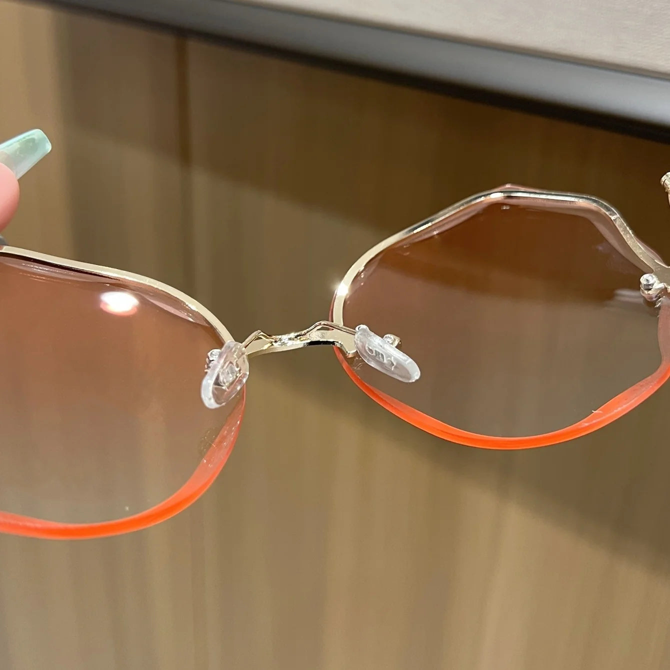 Chic Polygonal Metal Sunglasses - Luxury Gradient Titanium Frames