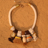 El collar de raíces de Adire