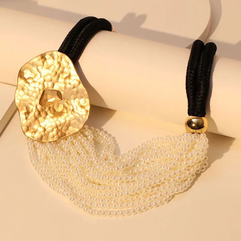 El collar de la Diosa de la Forma