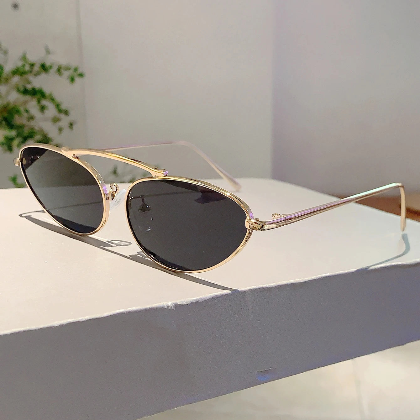 Chic Cat-Eye Metal Sunglasses - Triangle Decor & UV400 Protection