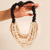 Coronado con collar de perlas