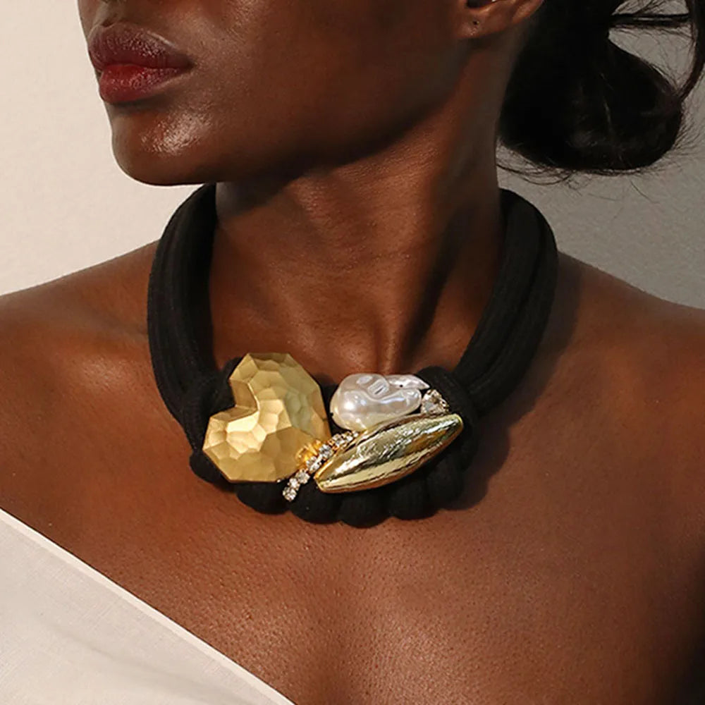 El collar del oráculo dorado