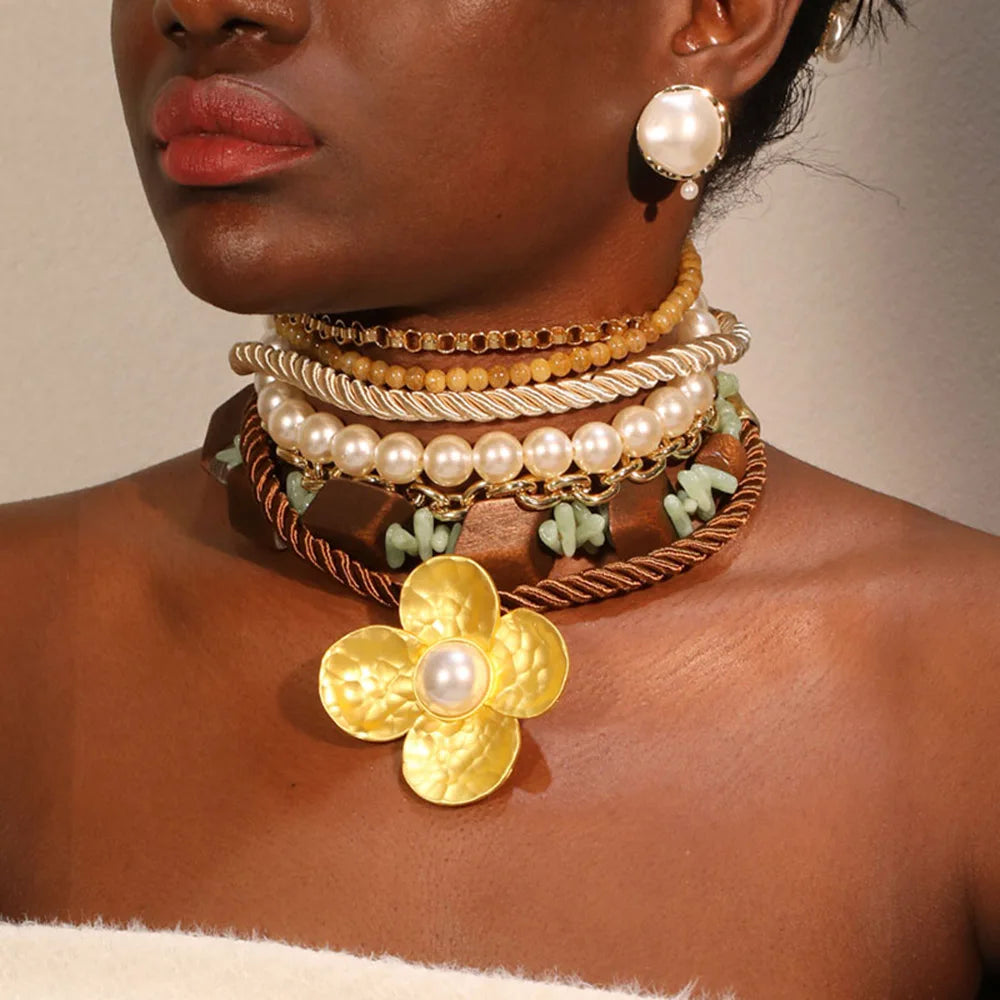 El collar llamativo Nile Bloom