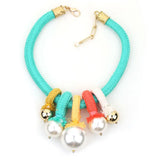 El collar de gotas de color