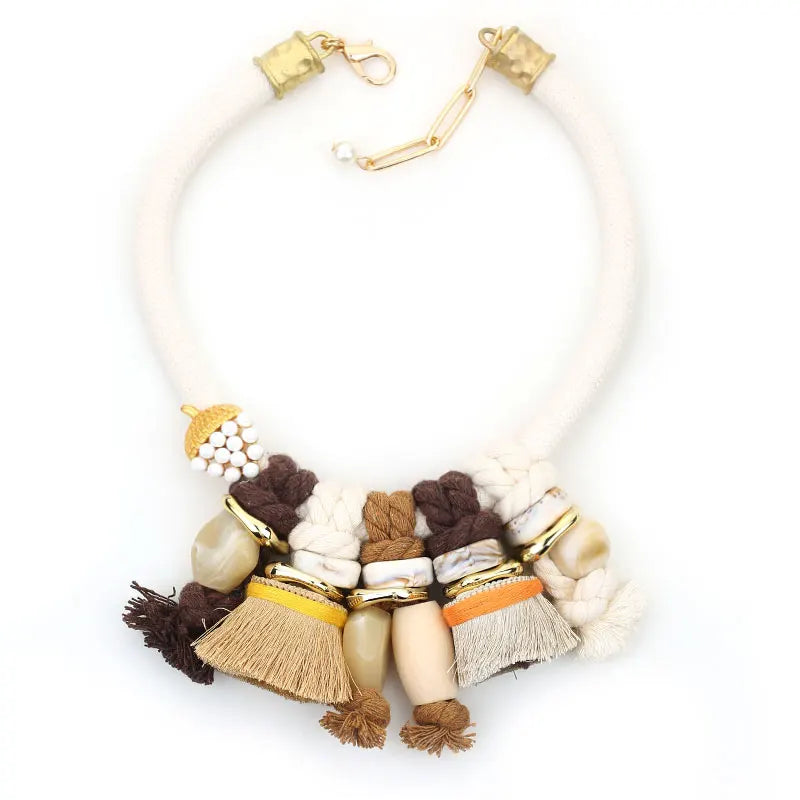 El collar de raíces de Adire