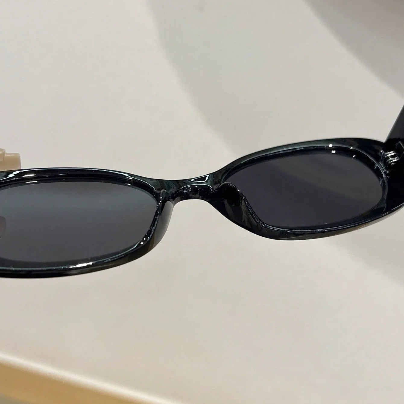 Chic Y2K Oval Sunglasses: Retro Glam for Festivals & Vacations