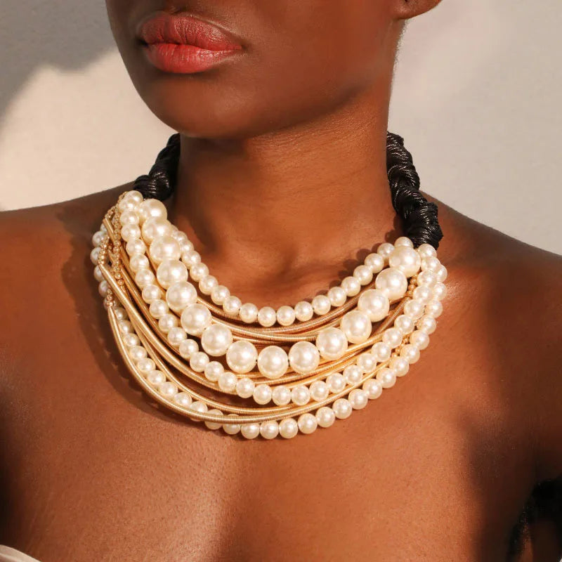 Coronado con collar de perlas