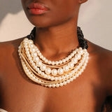 Coronado con collar de perlas